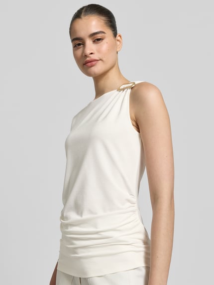 Frauenmodel trägt Trägertop aus Viskose-Mix mit Drapierungen von Jake*s Collection in Creme, Slim-Fit, Rundhalsausschnitt, Ganzkörperansicht von vorne