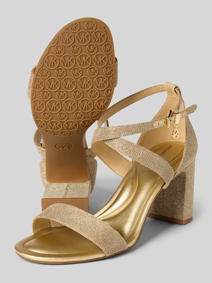 Produktfoto, Sandalette mit Blockabsatz Modell 'ALEXA' von MICHAEL Michael Kors in Gold, offene abgerundete Spitze, Riemen mit Dornschließe, strukturierte Textur, Label-Detail, Absatzhöhe 8 cm, Schafthöhe 9 cm, Schaftweite 11 cm.