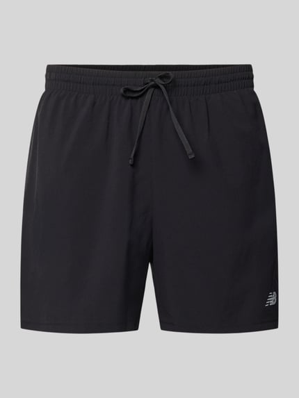 Produktfoto, Shorts mit elastischem Bund und Logo von New Balance, schwarze Herren Shorts mit Regular Fit, Tunnelzug, Logo, glatte Struktur