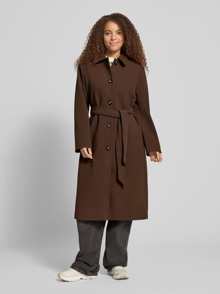 Frauenmodel trägt Teddymantel mit Bindegürtel von PIECES in Dunkelbraun, strukturierte Optik, Zierknöpfe, Gehschlitz, Ganzkörperansicht von vorne.