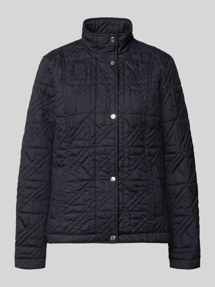 Produktfoto, Steppjacke mit Stehkragen und Eingrifftaschen von Fuchs Schmitt in Schwarz, Regular Fit, sichtbare Knopfleiste, gestepptes Muster, Rückenlänge bei Größe 36: 64 cm, Schulterbreite: 43 cm, Brustweite: 49 cm, Ärmellänge: 65 cm.