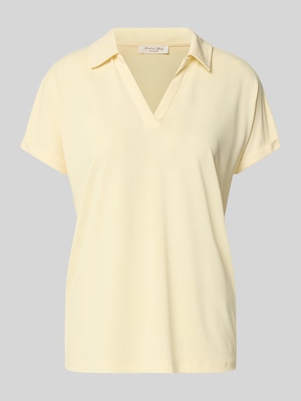 Produktfoto, Regular Fit Poloshirt aus Modal-Mix von Christian Berg Woman in hellem Gelb, V-Ausschnitt, kurze Ärmel mit Aufschlag.