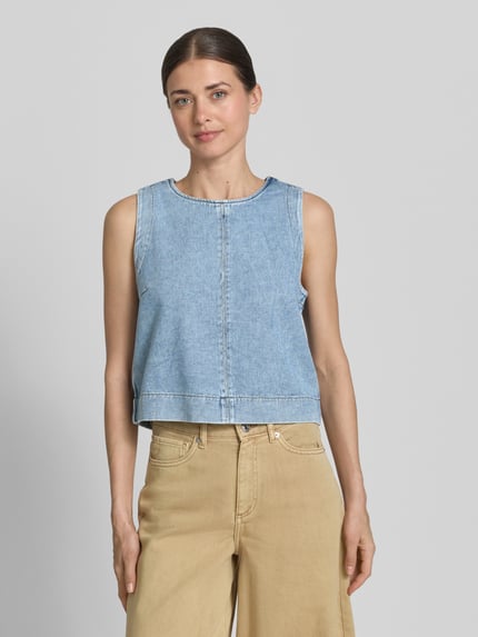 Frauenmodel trägt Blusentop in Denim-Optik mit Rundhalsausschnitt von Jake*s Casual aus Reine Baumwolle, Regular-Fit, Ganzkörperansicht von vorne.