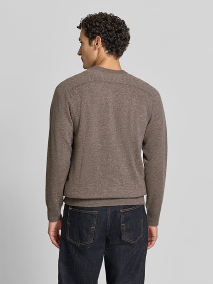 Männermodel trägt Regular Fit Strickpullover aus reinem Kaschmir von FTC Cashmere, braun, gerippte Abschlüsse, Ganzkörperansicht Rückansicht.