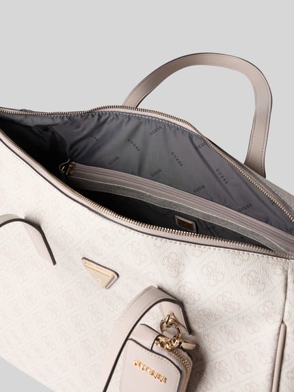 Produktfoto, Tote Bag in Stepp-Optik Modell 'Latona' von GUESS in Beige mit Reißverschluss und Logo, strukturierte Oberfläche, Innenansicht. Damen Tote Bag, Hauptfach mit Reißverschluss, abnehmbarer Schulterriemen, Maße: 33x28x12 cm, Schulterriemen 122 cm.