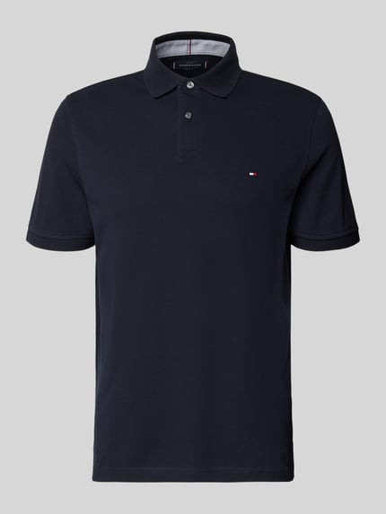 Produktfoto, Regular Fit Poloshirt mit Logo-Stitching von Tommy Hilfiger aus Baumwoll-Elasthan-Mix, Polokragen, kurze Knopfleiste, dunkelblau.