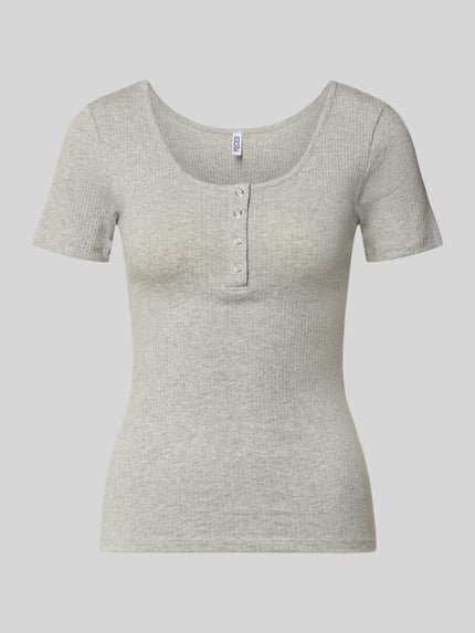 Produktfoto, Slim Fit T-Shirt aus Baumwoll-Mix Modell 'KITTE' von Pieces in hellgrau, kurzarm, U-Boot-Ausschnitt, Rippstruktur, unifarben