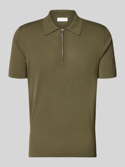 Produktfoto, regular fit poloshirt met korte ritssluiting model 'ORBIT' van Tiger Of Sweden in olijfgroen, puur katoen, polokraag, ruglengte bij maat M 68 cm