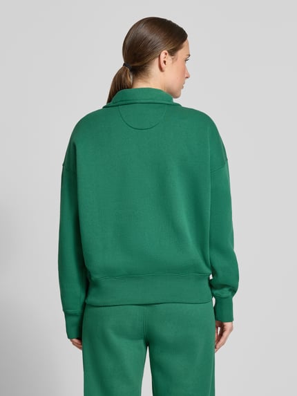 Frauenmodel trägt Regular Fit Pullover aus Baumwoll-Mix von Polo Ralph Lauren in kräftigem Grün, glatte Struktur, Ganzkörperansicht Rückansicht. Damen Pullover von Polo Ralph Lauren