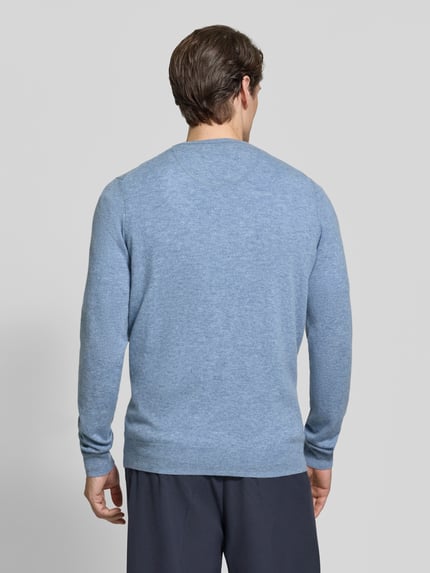 Männermodel trägt Regular Fit Strickpullover aus Baumwoll-Mix mit Kaschmir-Anteil von Fynch-Hatton, hellblau, Rückenansicht, Ganzkörperansicht Rückansicht. Rückenlänge 67 cm, Ärmellänge 68 cm, V-Ausschnitt, elastische Abschlüsse, weiche Textur.