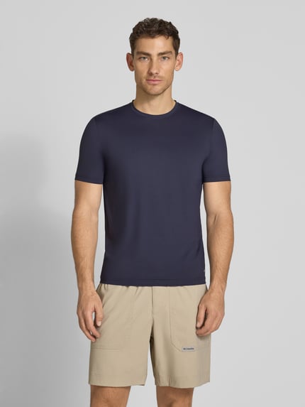 Männermodel trägt T-Shirt mit Rundhalsausschnitt Modell 'TESSUTO' von MARKUP in Dunkelblau, Nylon-Mix, Modern Fit, Ganzkörperansicht von vorne.