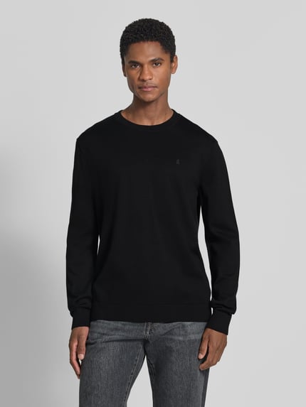 Mannenmodel draagt Regular fit pullover uit zuivere katoen model 'LOUKAA' van ARMEDANGELS, diepzwart, glad textuur, Heren pullover, frontale volledige lichaamsopname.