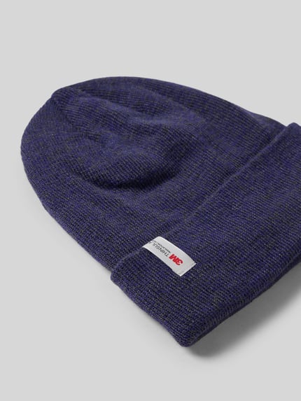 Produktfoto, dunkellila Beanie mit breiter Krempe und Label-Detail, grobe Strickstruktur, Beanie mit Label-Detail von Müller Headwear