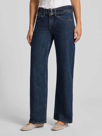 Frauenmodel trägt dunkelblaue Straight Fit Jeans aus reiner Baumwolle Modell 'SUPERLOW' von Levi's®, Damen Straight Fit Jeans, Nahaufnahme Oberkörper.