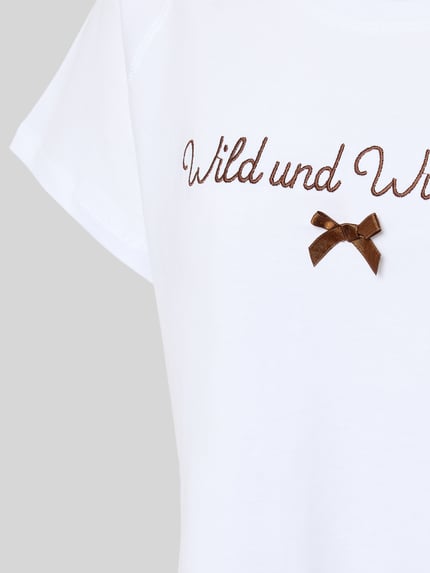 Vrouwenmodel draagt pyjamabovendeel van puur katoen met bruine stitching 'Wild und Wunderbar' van LOUIS & LOUISA, detailopname bovenlichaam.