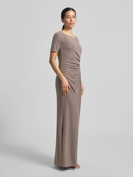 Frauenmodel trägt Abendkleid mit Raffungen von Vera Mont in schimmerndem Material-Mix mit Stretch-Anteil, taillierter Schnitt, Maxikleid; Ganzkörperansicht von vorne.
