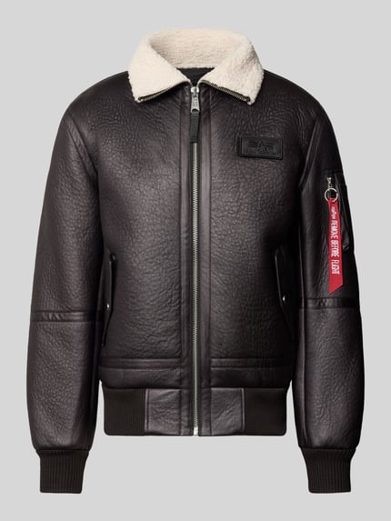 Produktfoto, schwarze Bomberjacke mit Label-Patch und Kentkragen aus Teddyfell von Alpha Industries, Strukturleder-Optik, Reißverschluss, Ärmel-Label, Eingrifftaschen, gerippte Abschlüsse, Regular Fit