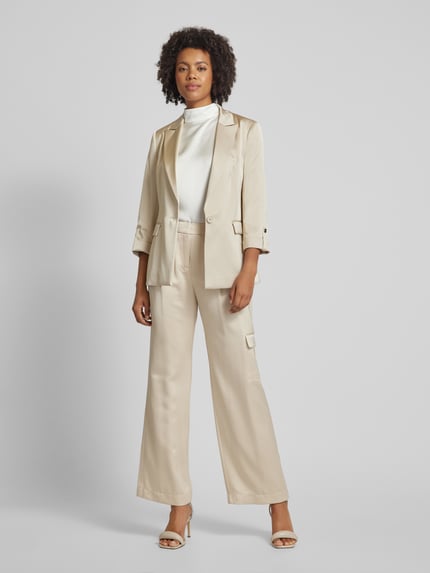 COMMA Regular Fit Bundfaltenhose mit Cargotasche Sand 1