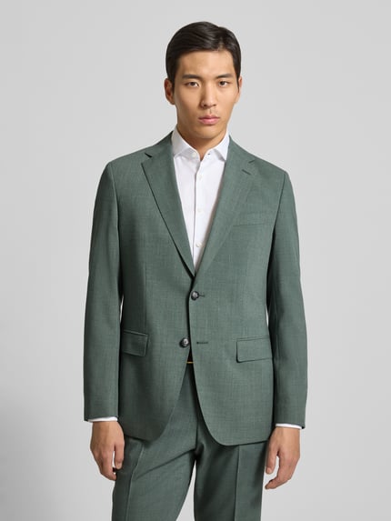 Männermodel trägt Slim Fit Sakko aus Schurwoll-Mix Modell 'HUTSON' von BOSS in Grün mit Reverskragen, Ganzkörperansicht von vorne.
