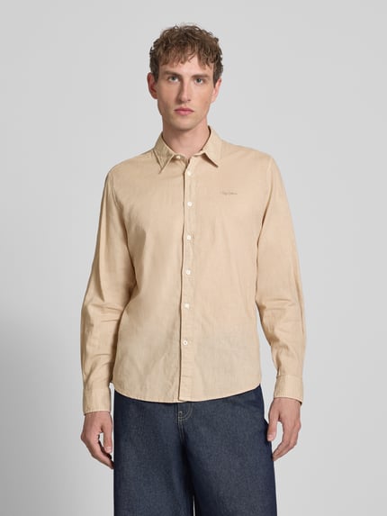 Männermodel trägt Regular Fit Freizeithemd aus Leinen-Baumwoll-Mix Modell 'PAYTON' von Pepe Jeans, Beige, unifarben, Ganzkörperansicht von vorne
