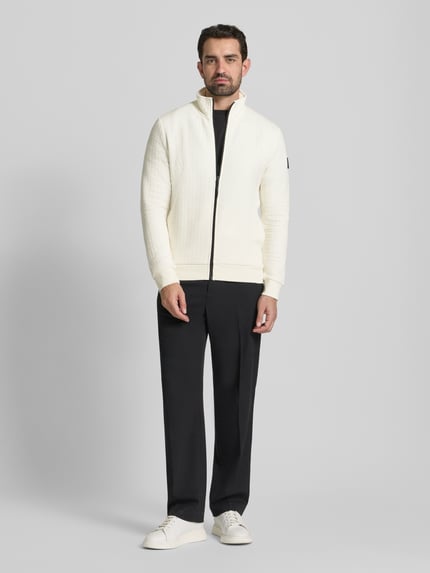 Mannenmodel draagt Loose Fit Sweatjacke aus Baumwoll-Mix van Tom Tailor Denim, unie kleur, rits, label patch, ribboorden, katoenmix, sweat crinkle, zijzakken. Volledige lichaamsaanzicht van voren.