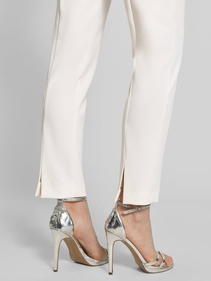 Vrouwenmodel draagt Hose mit Bügelfalten van Vera Mont in crème, regular fit, elastische tailleband, materiaalmix met stretch, detailopname onderbenen
