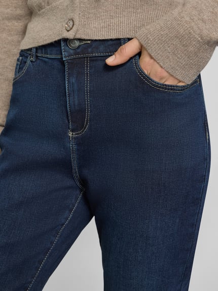 Frauenmodel trägt Skinny Fit Jeans in 5-Pocket-Design von Christian Berg Woman, Baumwollmischung mit Viskose-Anteil, Kontrastnähte, Nahaufnahme Oberkörper.