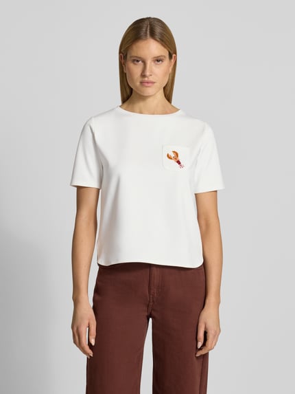 Vrouwenmodel draagt t-shirt met borstzak en motief van More & More, viscosemix met stretch, regular fit, ronde hals, parels, ruglengte maat 36: 54 cm, voorkant volledig in beeld