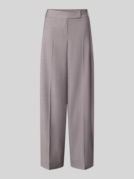 Produktfoto, Wide Fit Hose aus reiner Schurwolle mit Bügelfalten von windsor., grauer Stoff, sichtbare Bügelfalten, Haken- und Reißverschluss, dezenter Glanz, Gesäßtaschen, gerade Formen, für Damen, Wide Fit, eleganter Look, Detail aus Kontext integriert