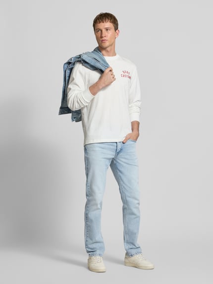 Męski model nosi Slim Fit Jeans im 5-Pocket-Design Modell '511®' von LEVI'S®, mieszanka bawełny i lyocellu, jasnoniebieskie, krój slim fit, zapięcie na guzik i zamek błyskawiczny, szerokość w rozmiarze 32/32: 41 cm, długość wewnętrzna nogawki: 79 cm, widok całej sylwetki z przodu.