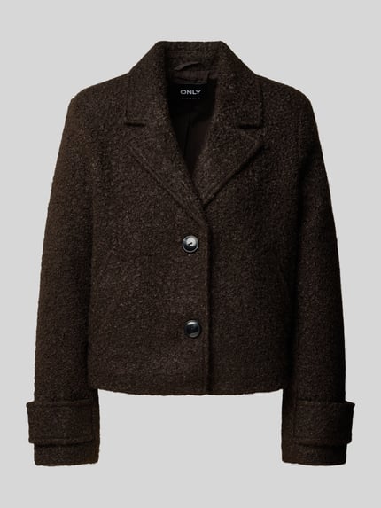 Produktfoto, strukturierte braune Jacke mit zwei Knöpfen aus Wollmix, Reverskragen, lockerer Schnitt, Hintergrund hellgrau.