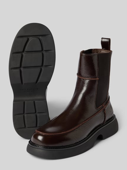 Produktfoto, Boots mit Logo-Detail von Copenhagen in donkerbruin met glanslook, afgeronde pasvorm, geprofileerde zool, hakhoogte maat 40: 4 cm, schachthoogte maat 40: 17 cm, schachtbreedte maat 40: 11 cm