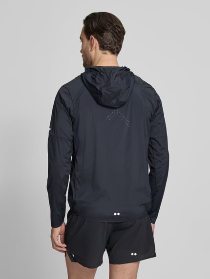 Mężczyznamodel nosi Windbreaker mit Kapuze und Logo od Salomon, mieszanka materiałów z dodatkiem streczu, krój regular fit, kaptur, logo, zamek błyskawiczny, długość tyłu w rozmiarze M: 72 cm, szerokość ramion w rozmiarze M: 46 cm, szerokość klatki piersiowej w rozmiarze M: 56 cm, długość rękawów w rozmiarze M: 69 cm, kolor czarny, gładka struktura, całkowity widok z tyłu.