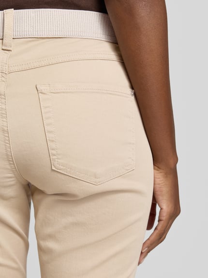 Frauenmodel trägt Caprihose mit elastischem Bund Modell 'AnnaCapri Sporty' von Angels, Baumwoll-Mix mit Stretch-Anteil, Nahaufnahme Rückansicht.