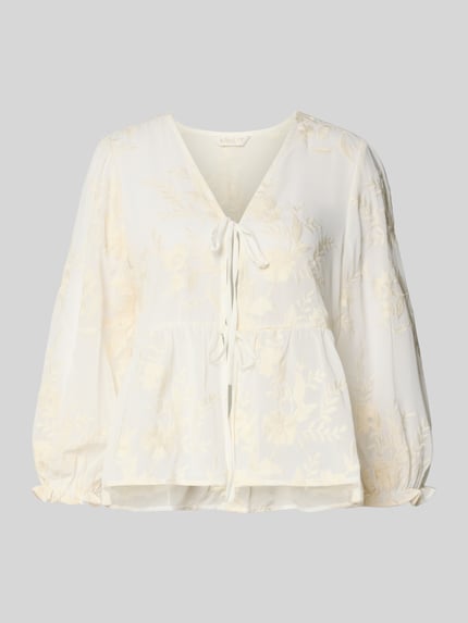 Produktfoto, Blusenshirt mit V-Ausschnitt von Apricot, prosty krój, dekolt w serek, wiązanie, bufiaste rękawy, długość tyłu w rozmiarze S: 55 cm, długość rękawów w rozmiarze S: 54 cm, jasny kolor z subtelnym wzorem, tekstura lekko przezroczysta