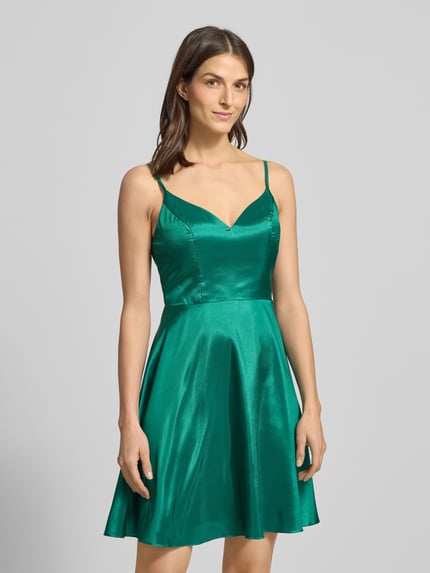 Modelka nosi Regular Fit Minikleid mit Spaghettiträgern von Luxuar z satyny, wszyty zamek, długość tyłu 69 cm, szerokość w rozmiarze 36: 36 cm, cała sylwetka z przodu.