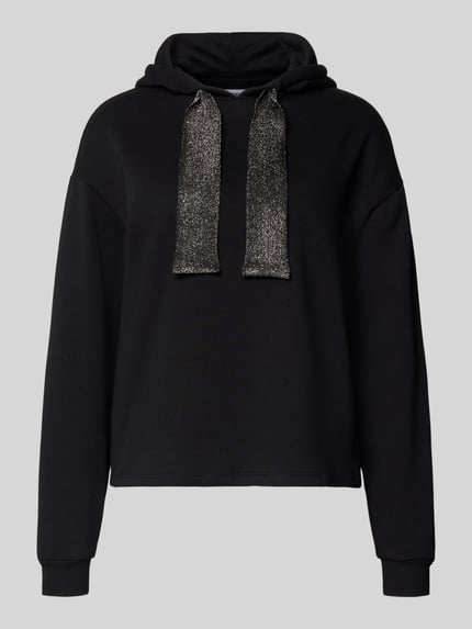 Productfoto, Regular Fit Hoodie aus Baumwoll-Mix Modell 'CHILLI' van Pieces, effen zwart, sweatstof, label stitching, capuchon met trekkoord, lange mouw, geribde manchetten.