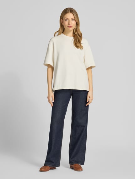 Vrouwenmodel draagt Sweatshirt mit Rundhalsausschnitt und 1/2-Arm van Rich & Royal in crème, relaxed fit van katoenmix, voorkant, hele lichaam
