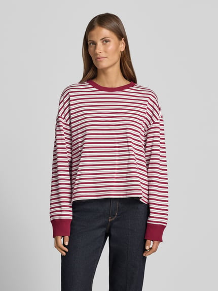 Frauenmodel trägt Longsleeve mit Rundhalsausschnitt Modell 'Monde Krestiane' von MSCH Copenhagen, Baumwolle, Allover-Streifenmuster, Ganzkörperansicht von vorne.