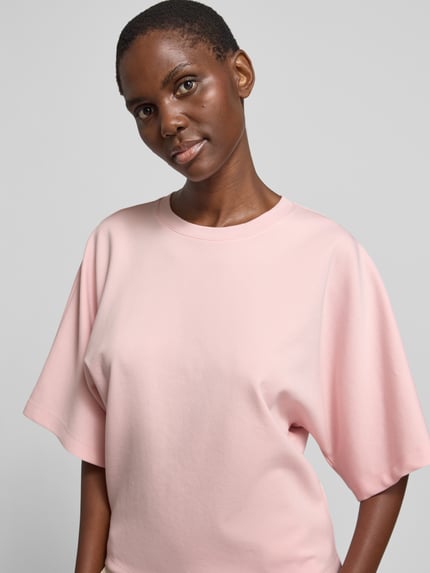 Vrouwenmodel draagt Sweatshirt mit 1/2-Arm Modell 'Gikko' van OPUS in lichtroze, katoenmix, rechte fit, ronde hals, half korte mouw, close-up bovenlichaam