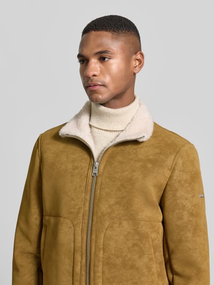 Männermodel trägt Jacke mit Stehkragen Modell 'TERRY' von Cinque in Braun, Material-Mix, Regular-Fit, Reißverschluss, Eingrifftaschen, Nahaufnahme Oberkörper.