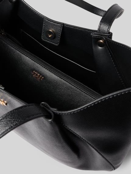 Produktfoto, schwarzer Shopper mit herausnehmbarer Innentasche Modell 'AMORETTE 2 IN 1' von GUESS, genarbte Lederoptik, goldene Details, Magnetverschluss, Reißverschlussfach, Label-Detail, Länge 38 cm, Breite 43 cm, Tiefe 9 cm, Schulterriemen 57 cm