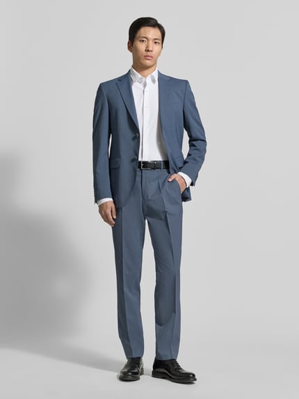 Männermodel trägt Regular Fit Anzughose mit Schurwoll-Anteil Modell 'LEON' von BOSS, Optik:Allover-Muster, feines Strukturmuster, Ganzkörperansicht von vorne.