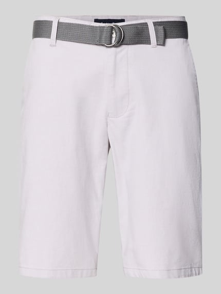 Produktfoto, Bermudas mit Gürtel und Gesäßleistentaschen von Christian Berg Men aus Baumwoll-Mix mit Stretch-Anteil, Straight Fit, helle Farbe, strukturierte Oberfläche, Bundweite bei Größe 50: 45 cm, Innenbeinlänge: 28 cm