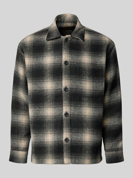 Produktfoto, Regular Fit Hemdjacke mit Brusttasche Modell 'SOHO OLLIE' von JACK & JONES in Schwarz-Beige-Karo, Textur weich, Kentkragen, durchgehende Knopfleiste, Herren Hemdjacke