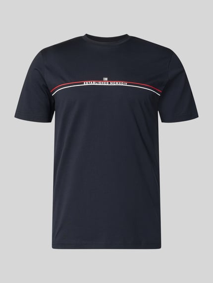 Produktfoto, Regular Fit T-Shirt mit Logo-Print von Christian Berg Men, bawełna, krój regular fit, okrągły dekolt, długość tyłu M: 70 cm, ciemny kolor, gładka tekstura, prosty fason.