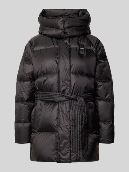 Produktfoto, schwarze Regular Fit Steppjacke mit Gürtel Modell 'GRANGER' von Blauer USA, glänzende Oberfläche, Kapuze, Label-Detail, sichtbar strukturierte Steppung