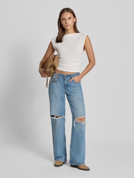 Frauenmodel trägt hellblaue Loose Fit Jeans aus reiner Baumwolle Modell '300®' von Levi's®, Damen Straight Fit Jeans, Ganzkörperansicht von vorne.