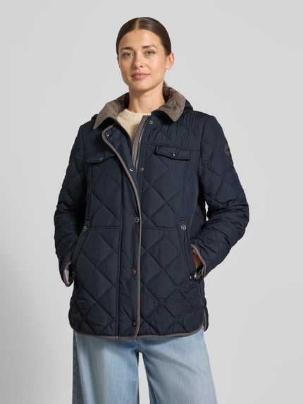 Frauenmodel trägt Relaxed Fit Steppjacke mit abnehmbarer Kapuze von Gil Bret in Dunkelblau mit Karo-Steppmuster, Ganzkörperansicht von vorne. Damen Steppjacke von Gil Bret