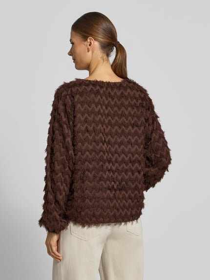 Frauenmodel trägt Cropped Blusentop mit strukturierter Oberfläche von Selected in Braun, lockere Passform, lange Ärmel, Ganzkörperansicht Rückansicht
